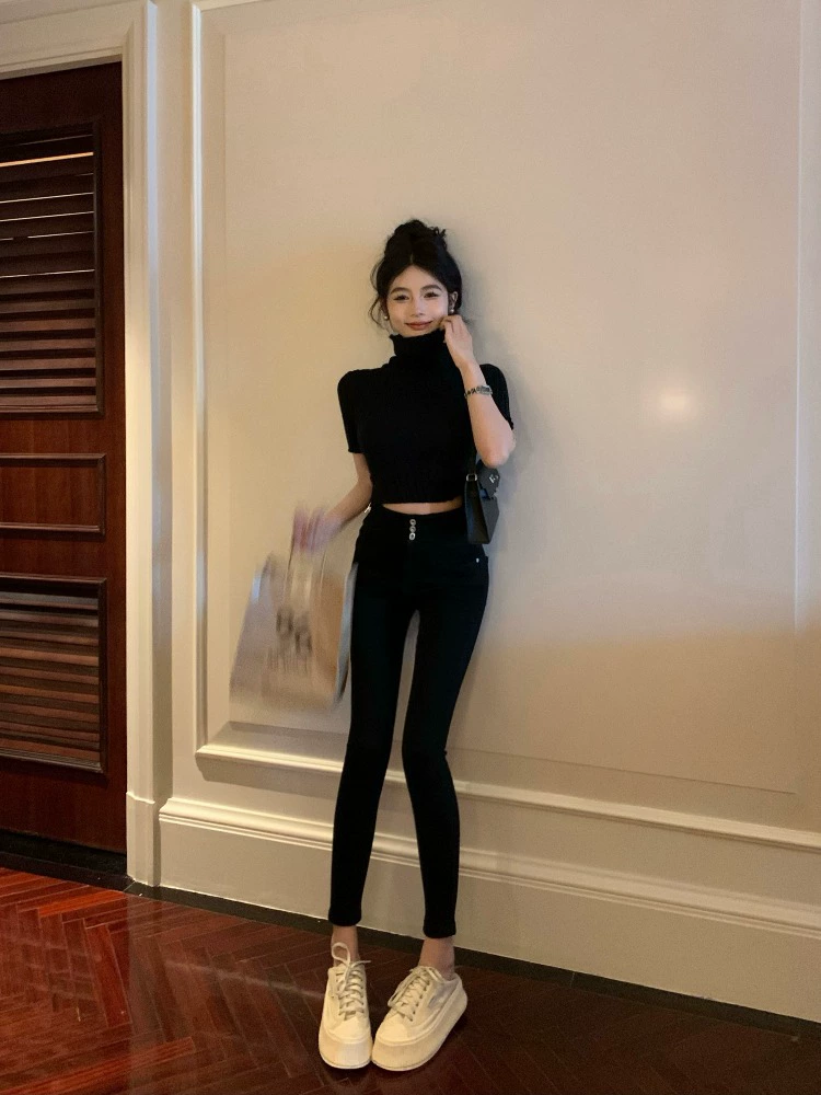 Knitted spring sweater, fitted short base brace, tight