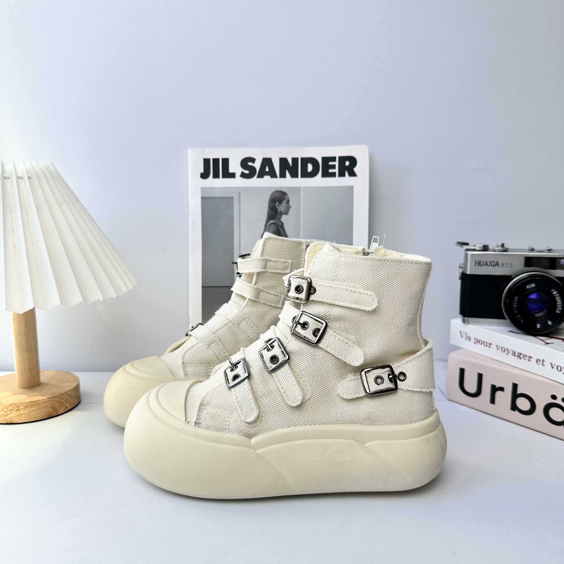 YuanWa, zapatos de lona casuales de suela gruesa para mujeres, 2025 nuevos zapatos de hebilla de primavera y otoño, zapatos blancos de alta altura.