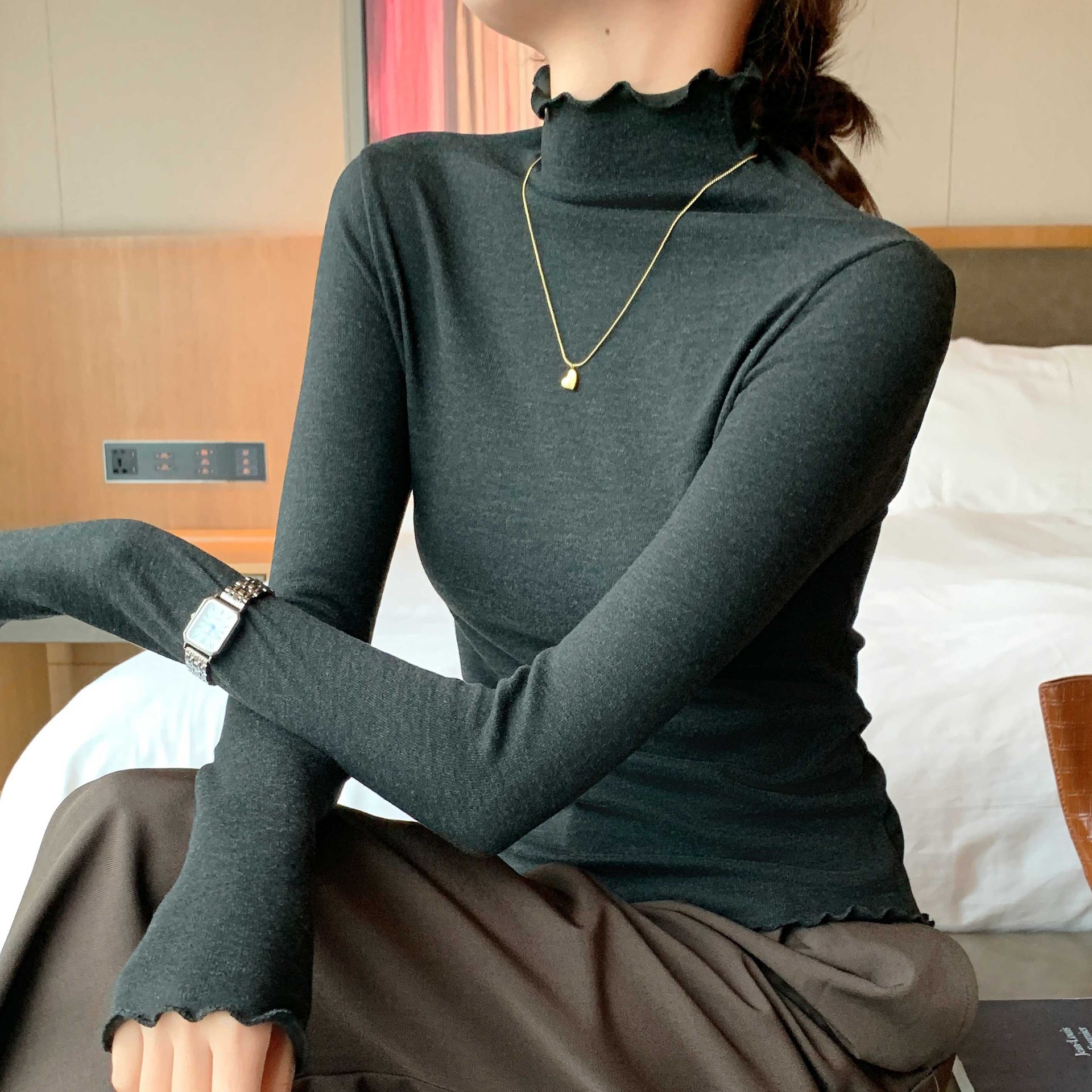 H360は厳選した木の耳元の半高襟の底のシャツの女性の秋冬の中で身を修めるレースのニットの上着を合わせます。