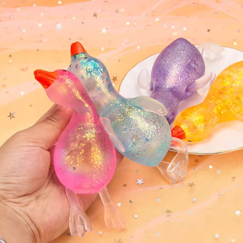 Amasar el artefacto de descompresión de pato, lavar el pato, la arena, tallar el pato, los niños, los patos amarillos, los adultos desahogan los juguetes de descompresión.