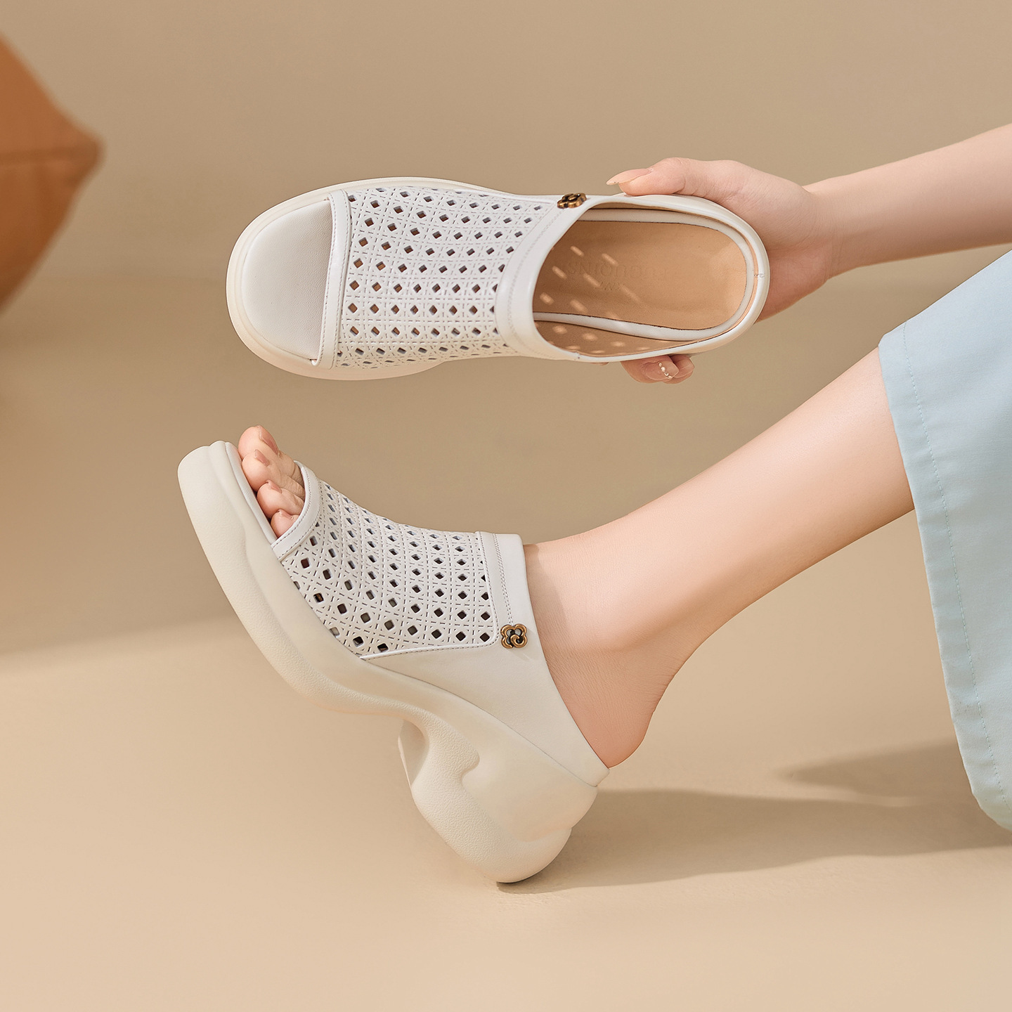 Dép sandal nữ da bò đục lỗ đế bánh xốp dày gót cao nhẹ — màu trắng ngà
