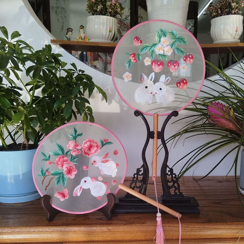 両面刺繍の長い柄の団扇の中国式のチャイナドレスは写真を撮ります。|undefined