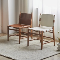 サドル革椅子茶色の白いレストラン椅子の実木カフェのテーブルと椅子の背もたれの本と椅子のレジャー椅子の家