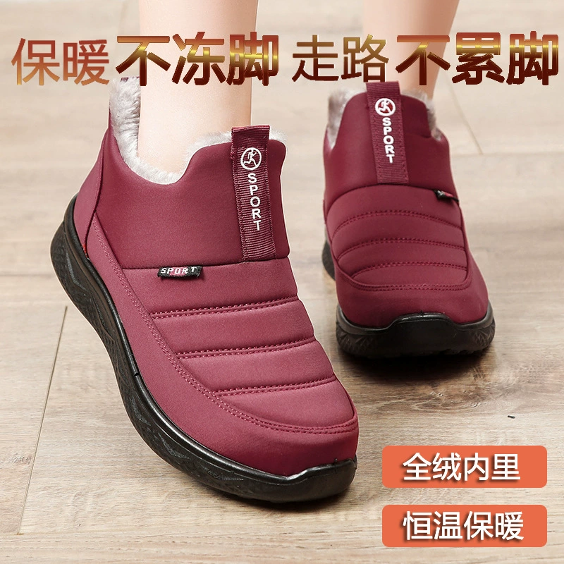 25 новых моделей старых пекинских тканевых туфель для женщин, утолщенные повседневные короткие сапоги на флисовой подкладке, зимние теплые туфли для мам, нескользящая хлопковая обувь для женщин.