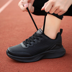 黒のスポーツシューズの女性の皮面ランニング靴の中で高齢者の健歩靴の中年のお母さんの柔らかい底の滑り止めのレジャー旅行