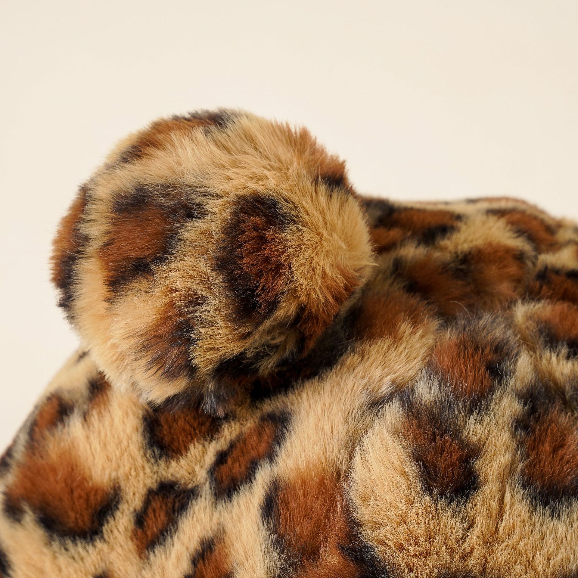 Japonés Otoño e Invierno lindo leopardo oso oído bola de peluche pescador sombrero caliente engrosada cuenca sombrero protección del oído sombrero de dibujos animados