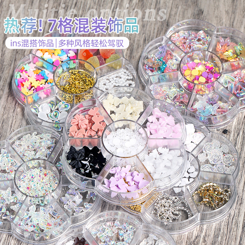 Lazo decorativo para uñas con perlas, ositos y pedrería brillante; bandeja organizadora de 7 compartimentos con materiales para decoración de uñas con flores secas.