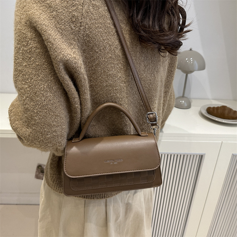 Bolsos de nicho de alta gama para mujer 2024 otoño e invierno nueva moda todo-fósforo bolso de mensajero para mujer ins simple mano de un solo hombro