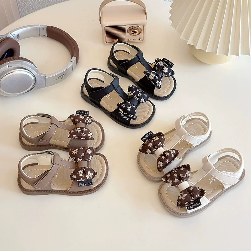 Детские босоножки для девочек лето 2025, новая коллекция, бантики, цветочный принт, принцесса, мягкая подошва, модные пляжные туфли для маленьких девочек, тренд