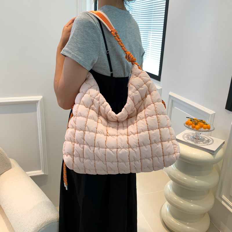 Bolsa de gran capacidad para mujeres 2023 nuevo ligero abajo plisado hombro nube bolsa simple perezoso crossbody bolsa