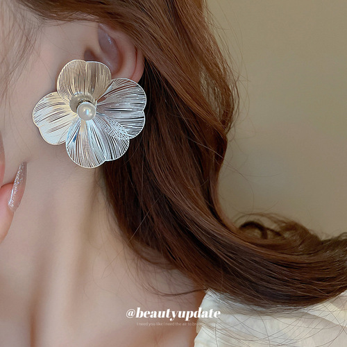Silver Needle Metal Flower Earrings European and American Fashionable Earrings Personalized Niche Versatile High-end Earrings Wholesale for Women