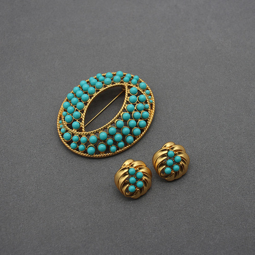 Elegant European and American niche design, emerald green poster-style brooch and earring set, celadon imitation jade, heart-shaped book design