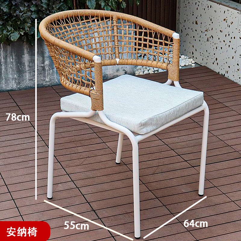 Mesas y sillas al aire libre nórdicas Patio de la villa Jardín Sillas de mimbre al aire libre Terraza de ocio Impermeable Protector solar Luz Lujo Mesas y sillas de alta gama
