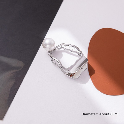 New Korean Fashion Claw Hair Clip for Women, Stylish Hairpin for the Back of the Head, Shark Clip, Unique and High-End Hair Accessory, Wholesale