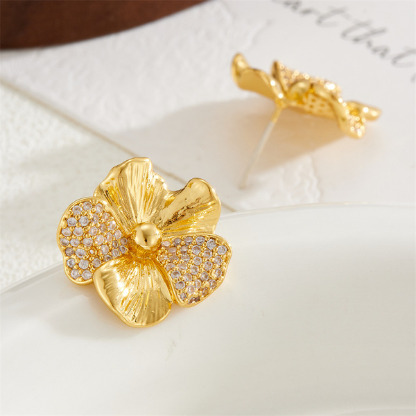 Fashionable retro earrings