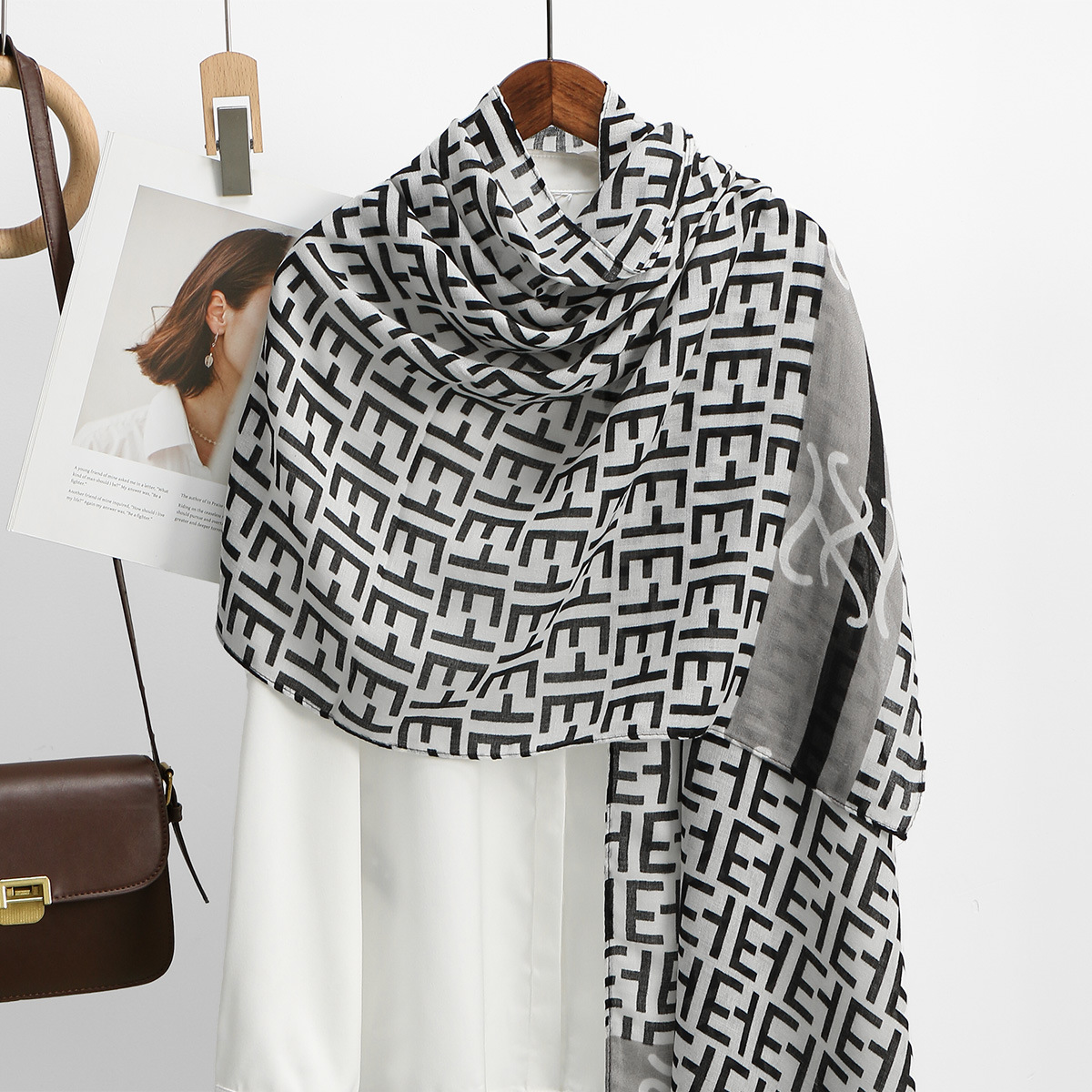 流行韩系新款黑色字母印花长款丝巾女高端显气质外搭披肩围巾两用