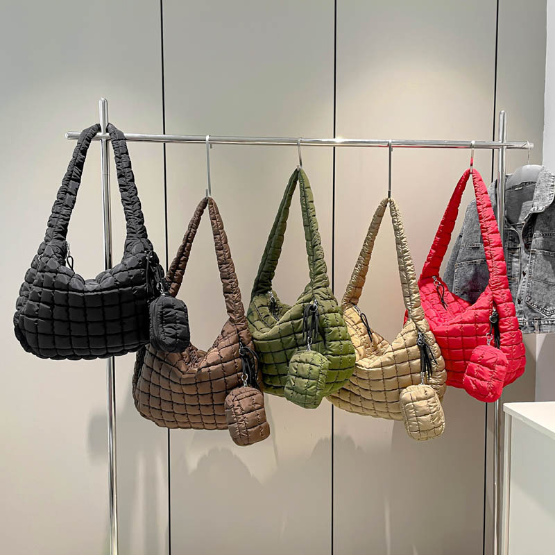 Venta al por mayor transfronteriza de bolsos de nubes plisadas nuevos bolsos maternos versión coreana de bolsos de plumón con algodón tote bolsos de hombro único de gran capacidad