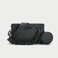 新商品の封筒は男性のケースを包んで個性的なショルダーバッグを持っています。