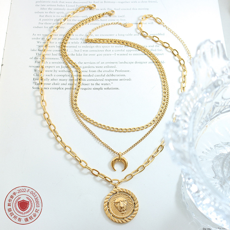 Europea y americana cadena desnuda marca redonda cabeza de león de tres capas apiladas Luna colgante collar de acero de titanio Cadena de clavícula hombres y mujeres de la joyería