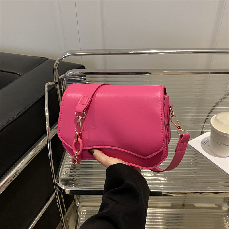 Bolsos axilales de textura simple para mujeres 2025 primavera y verano nueva moda edición limpia de moda extranjera bolso de hombro simple