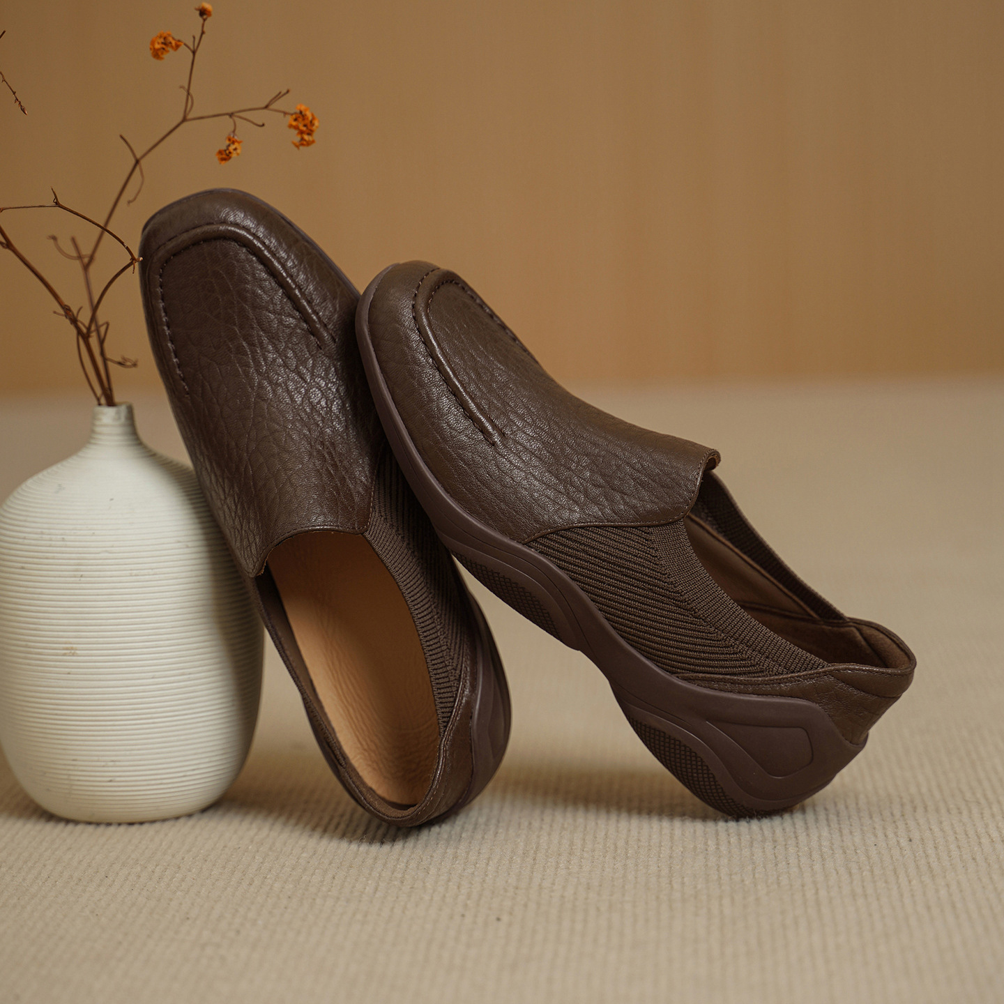 Giày loafer nữ da dê mũi sâu, gót vuông 3 cm, hoa nổi, phong cách bà nội trẻ trung — màu nâu