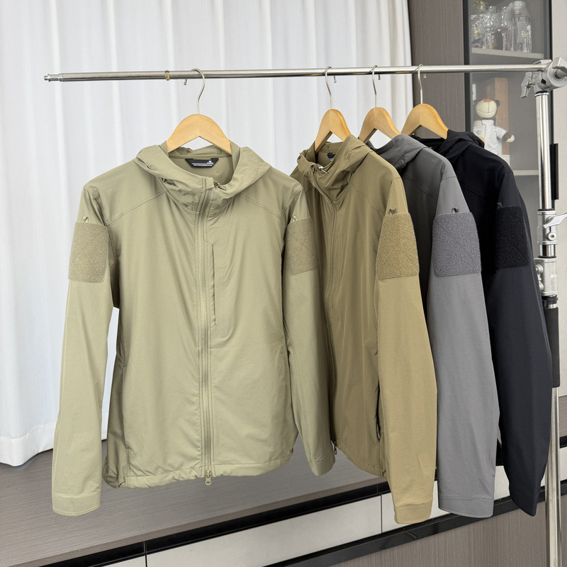 Autumn couple's outdoor fashion jacket with a three-dimensional cut, water-resistant, and featuring a stand-up collar, making it a versatile and casual hooded outerwear piece Autumn couple's outdoor fashion jacket with a three-dimensional cut, water-resistant, and featuring a stand-up collar, making it a versatile and casual hooded outerwear piece