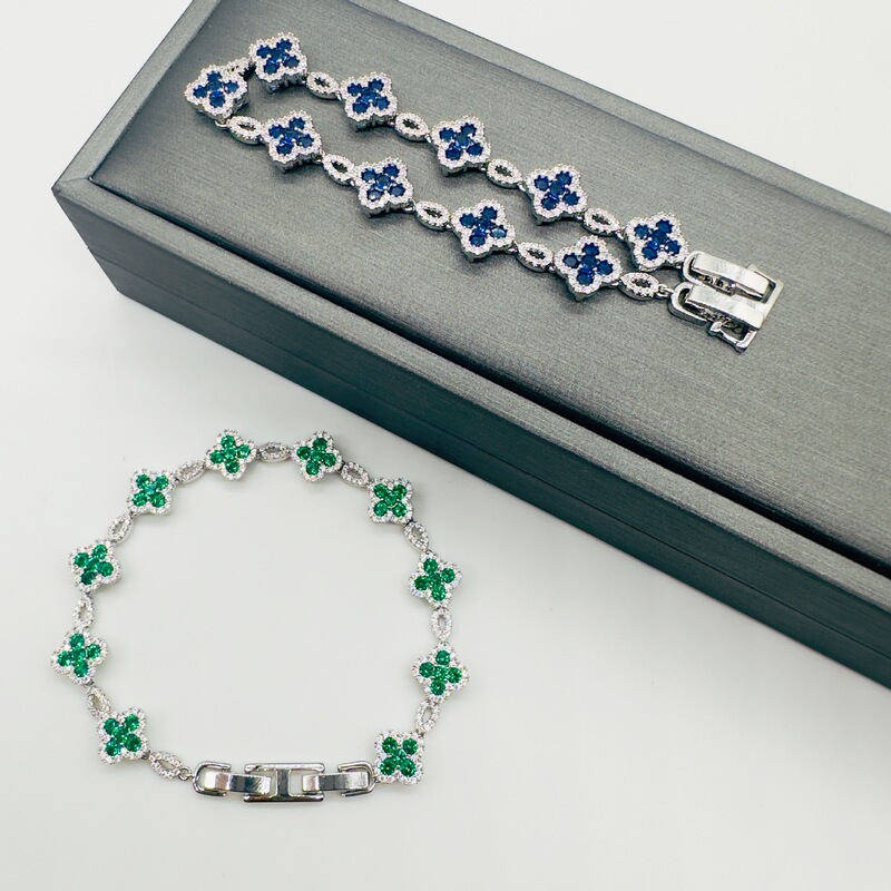 New Style Forest-Style Four-Leaf Flower Bracelet with Full Rhinestones, New High-End Fashion Design, Unique Temperament, Simple and Light Luxury Style
