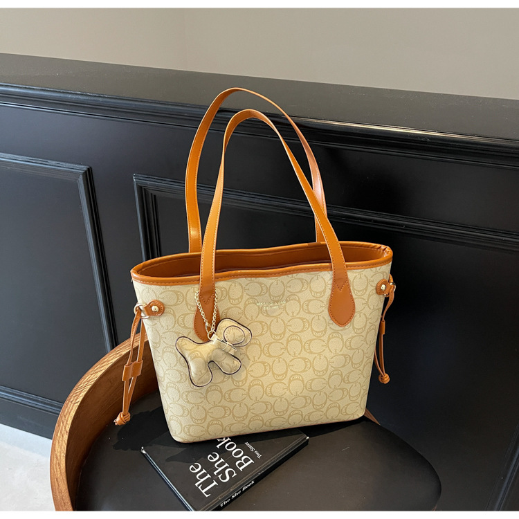 Korean high-end, versatile and retro single-shoulder commuter bag for women, new summer 2025 large-capacity fashionable tote bag undefined