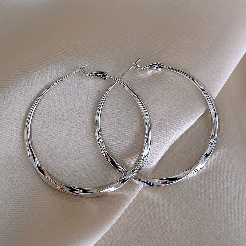 Aretes de anillo de plata para mujeres 2025 nuevos pernos de nicho de lujo ligero de alta sensación de aretes exagerados de cara cuadrada aretes