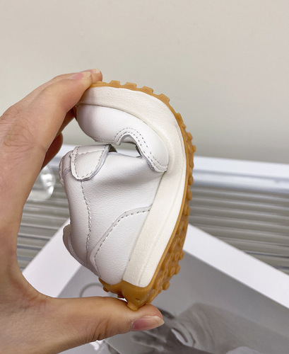 Principal Fish only sells toddler shoes for boys one and a half years old, sneakers for girls, soft-soled shoes for spring and autumn.