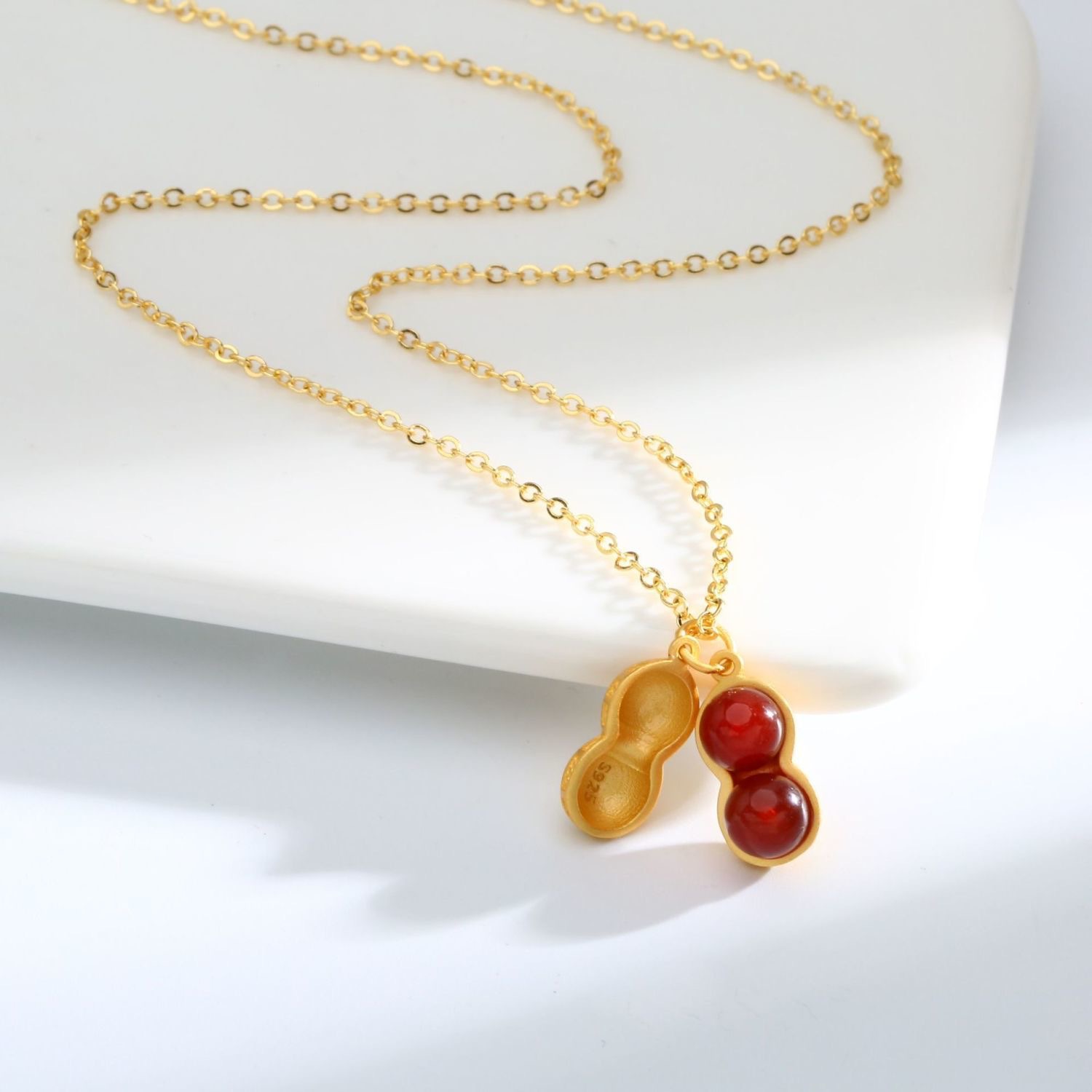 Collar de cacahuete de buena cosa de la red, lujo ligero de moda, colgante de cacahuete de suerte, nicho de diseño moderno y versátil