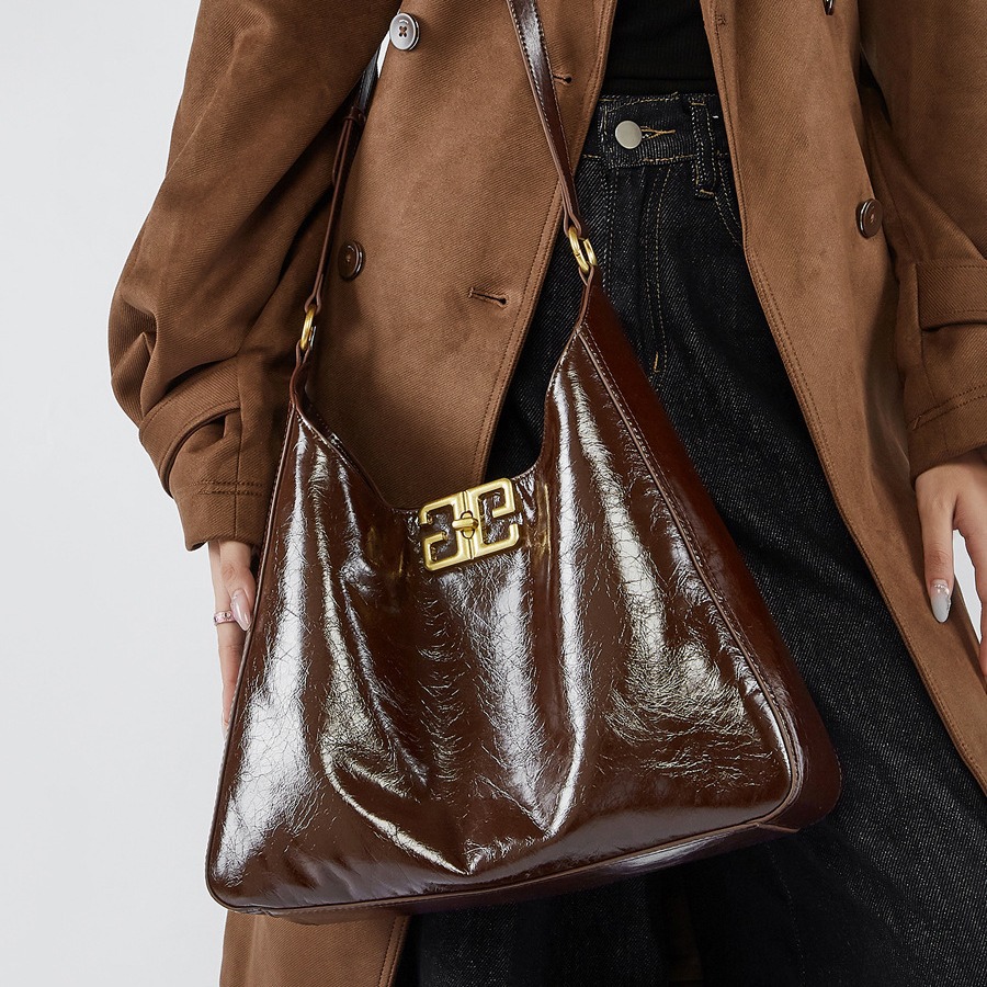 Bolso clásico de hombro único de alta sensación 2024 bolso axilar de cuero de vaca de nueva capa de cabeza bolso tote de gran capacidad