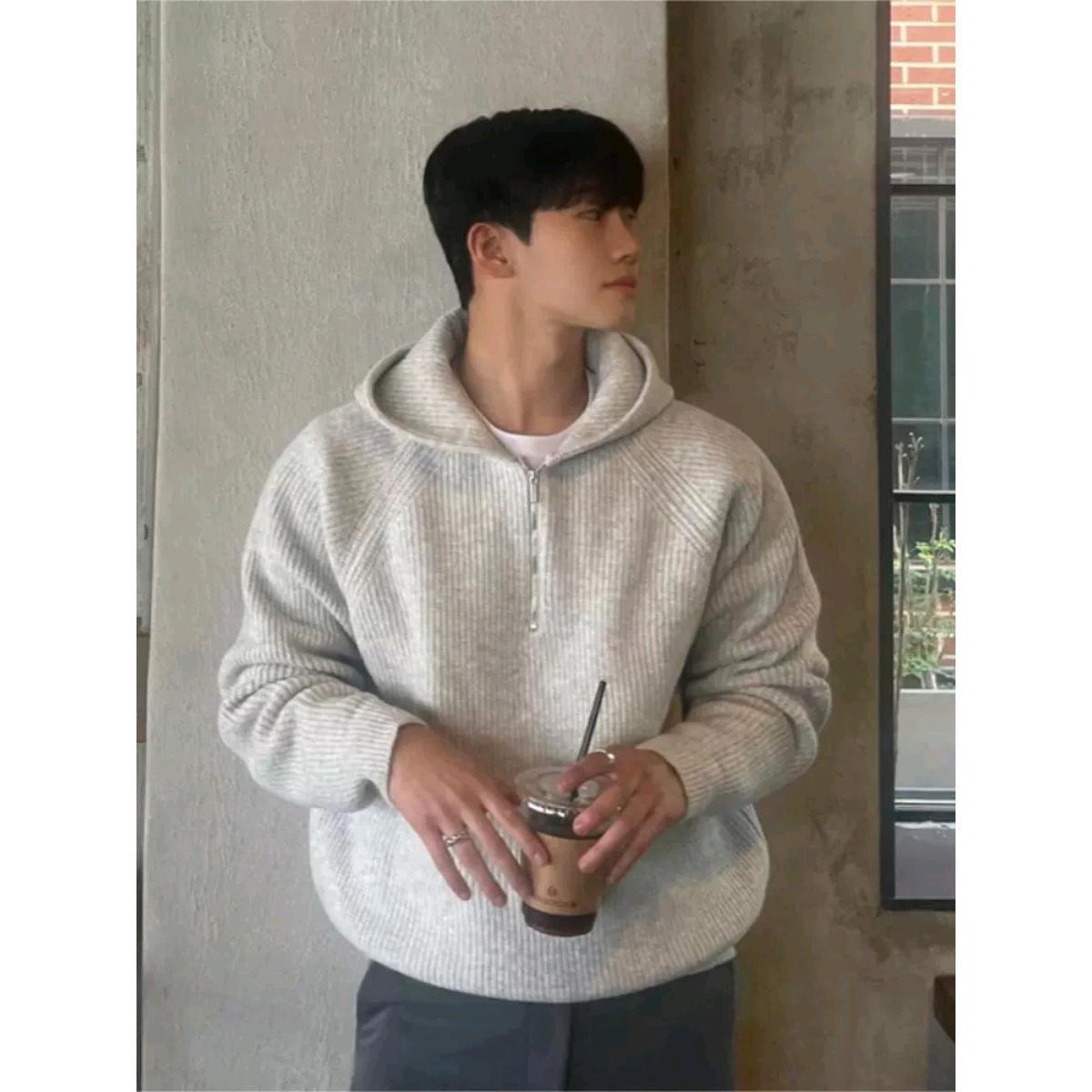 Sweater with zipper with hood