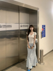 純欲の白いvネックの泡の袖のtシャツの女性の夏の2025新型の修身はやせている甘いギャルの短い半袖の上着を現します。