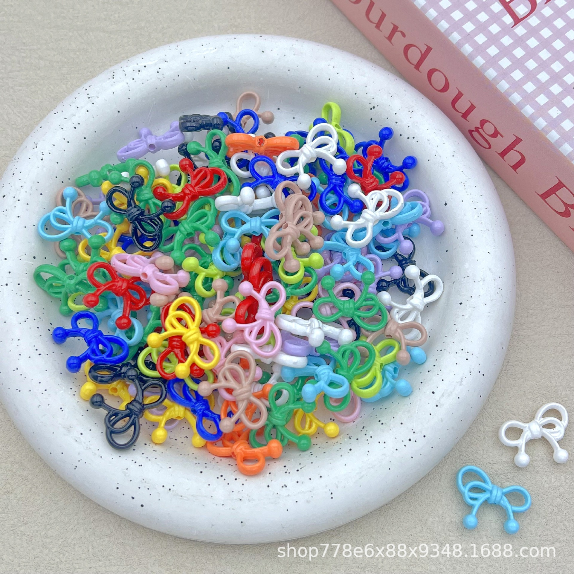 Mixed color/small bow tie