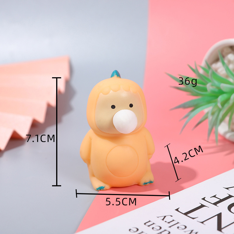 Juguete antiestrés de dibujos animados de niña apretando burbujas, juguete antiestrés de pequeño animal, gadget antiestrés de monstruo verde de Halloween.