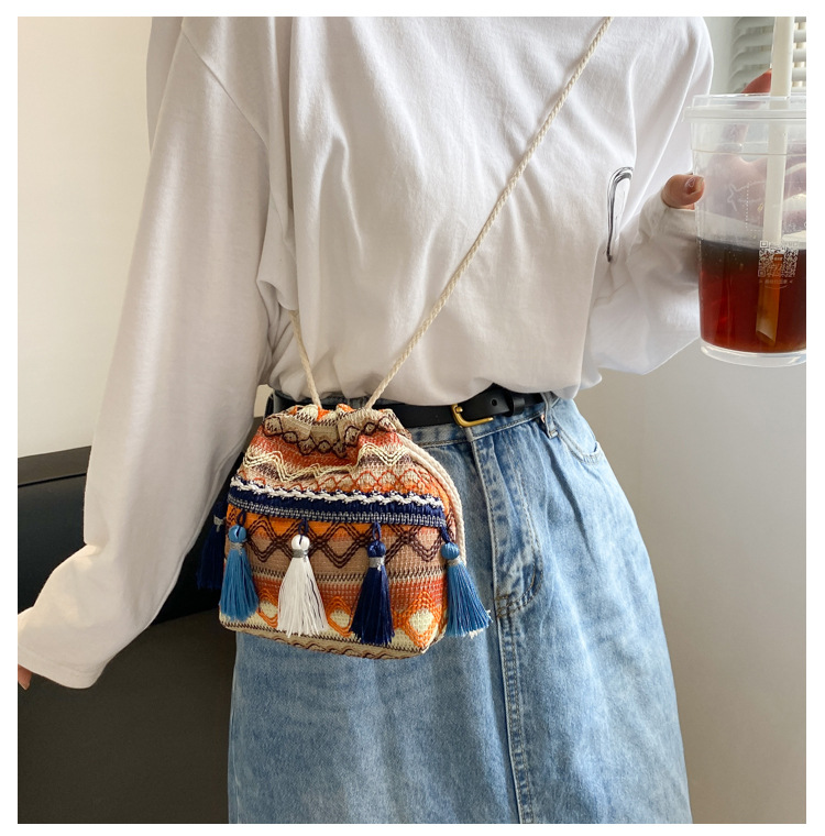 The 2022 new trendy and fashionable fringed bucket bag, a single-shoulder personalized crossbody bag with ethnic style undefined