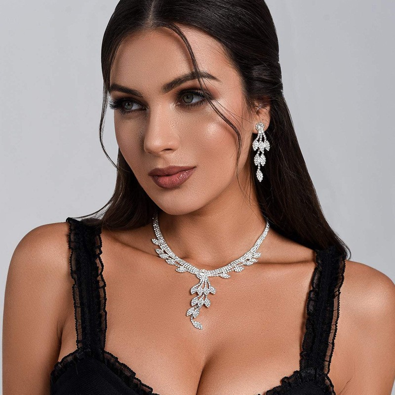 Europa y los Estados Unidos de lujo collar de diamante set pendientes de boda hojas bordilla accesorios collar