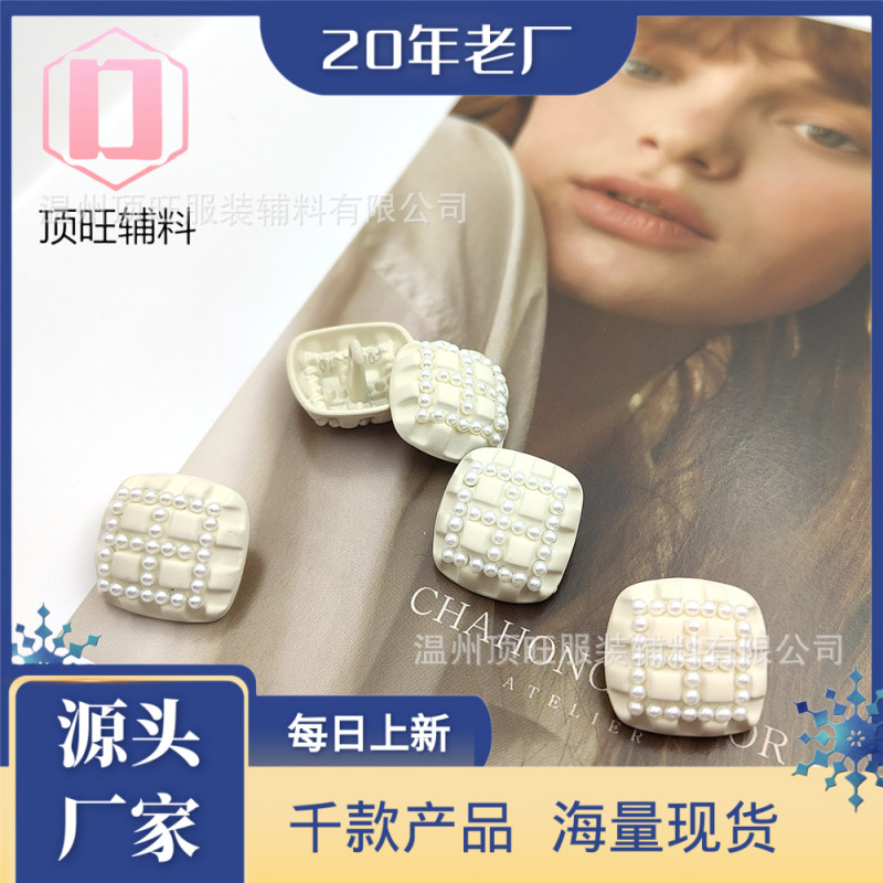 新商品の小香風が売れています。正方形に真珠の金属ボタンを入れます。|undefined