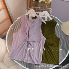 Luluの同じタイプの裸感の後でフォークを開けてヨガの服のブラウスをねじります。