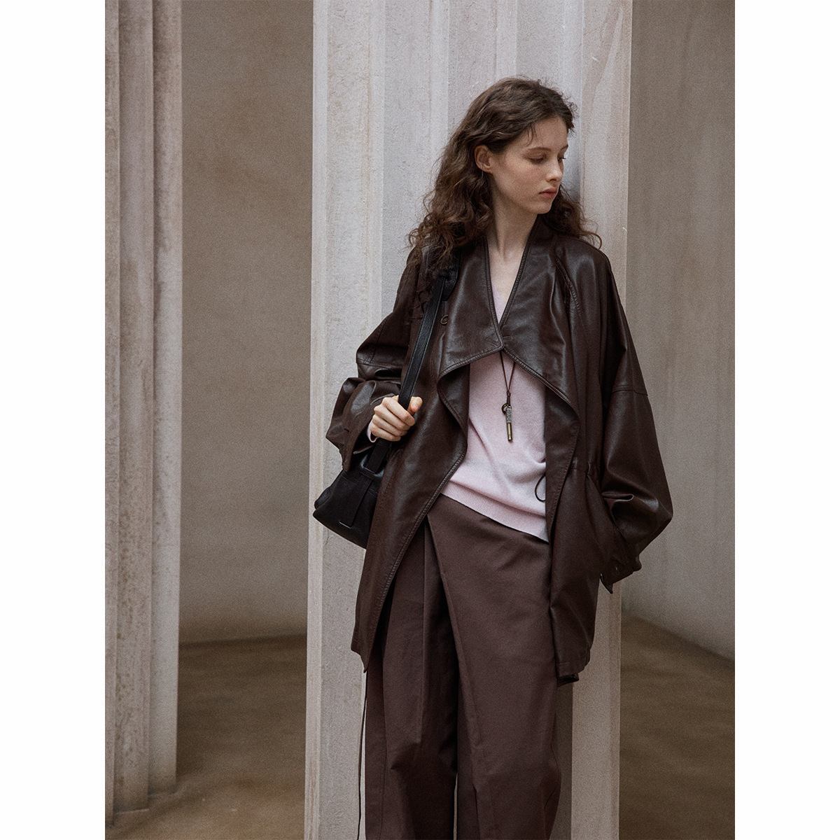 【识几】Vintage Windproof Washed Leather Jacket with Stand Collar, Simple Texture, Loose Silhouette, and Waist-Cinching Design M9477