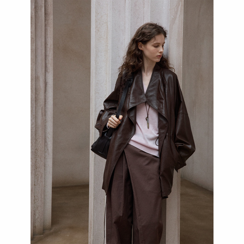 【识几】Vintage Windproof Washed Leather Jacket with Stand Collar, Simple Texture, Loose Silhouette, and Waist-Cinching Design M9477