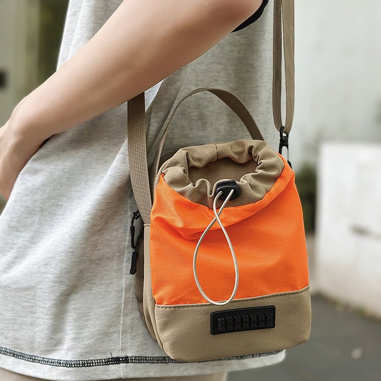 오렌지색이 가미된 카키색