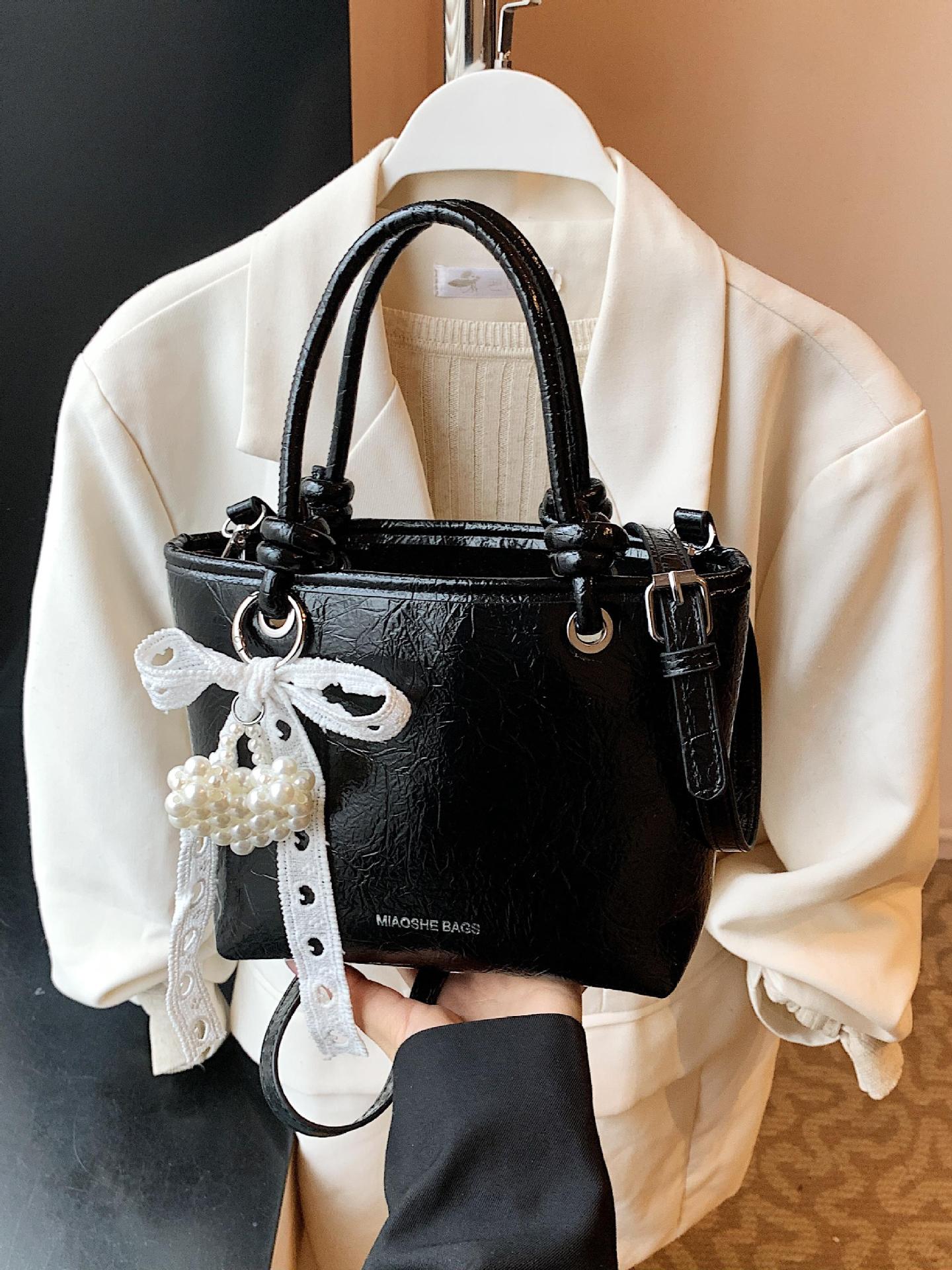 Bolso de mujer PU al por mayor transfronterizo 2025 nuevo bolso de mensajero de un solo hombro casual simple bolso de cubo de agua súper caliente de alta gama de verano