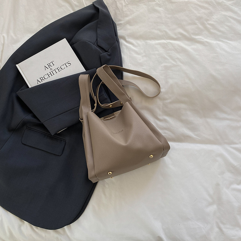 Bolso bandolera mujer elegante con textura litchi de moda_voghion.com