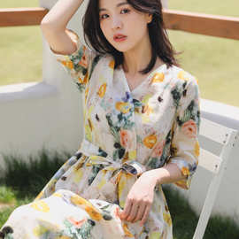 2025新款碎花V领连衣裙气质显瘦中袖收腰长款苎麻连衣裙 一件代发