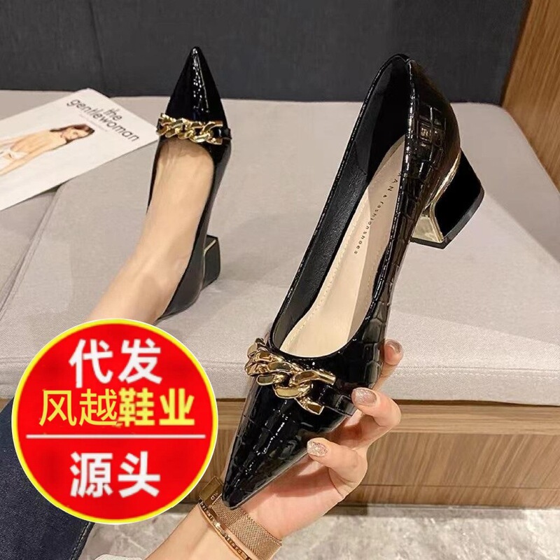 2026 Spring/Summer new collection: black crocodile-patterned patent leather pointed-toe pumps with a shallow opening and a metal chain buckle, exuding an elegant and professional style, suitable for work and everyday wear