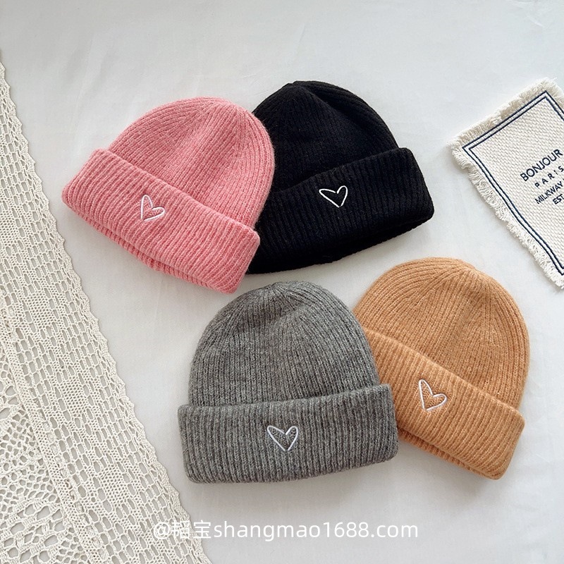 秋冬の新型の愛の刺繍の純色の子供の毛糸の帽子の赤ちゃんの百合のニットの帽子の韓国版の男女の子供のスーツのファッション