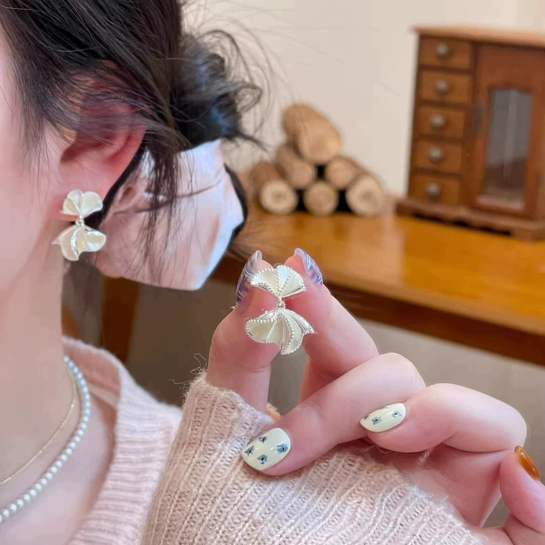 2026 viento falso sensación de atmósfera super inmortal pendientes de flores de malla temperamento suave de chiffon para mujeres pendientes