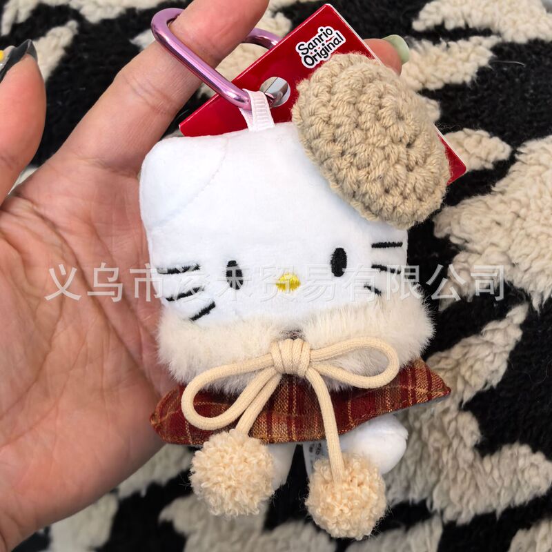 ハローキティのクリスマスプレゼントは彼女の親友に可愛いぬいぐるみのバッグのアクセサリーをプレゼントします。|undefined
